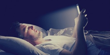 تاثیر نگاه کردن به صفحه نمایش روشن وسایل روی خواب و کنترل آن