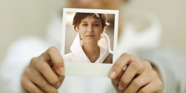 علت تفاوت چهره در عکس و آینه چیست؟ بررسی علمی این موضوع