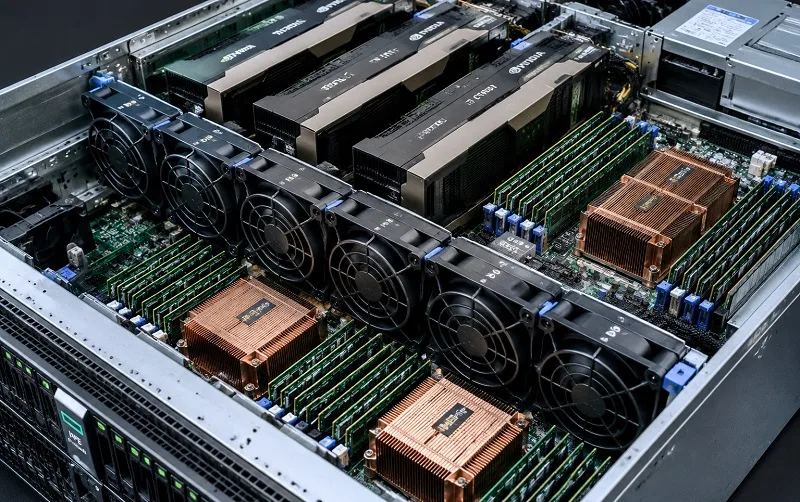 نمای داخلی شاسی سرور HP به همراه کارت گرافیک پردازشی هوش مصنوعی و فنهای خنککننده